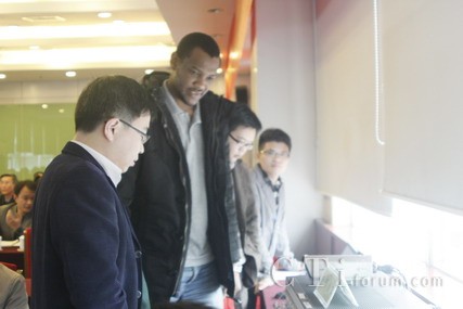 技術(shù)人員現(xiàn)場演示NC5200D一體化融合通信系統(tǒng)